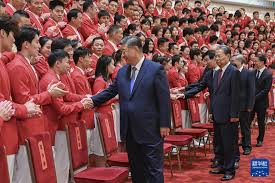 因此
